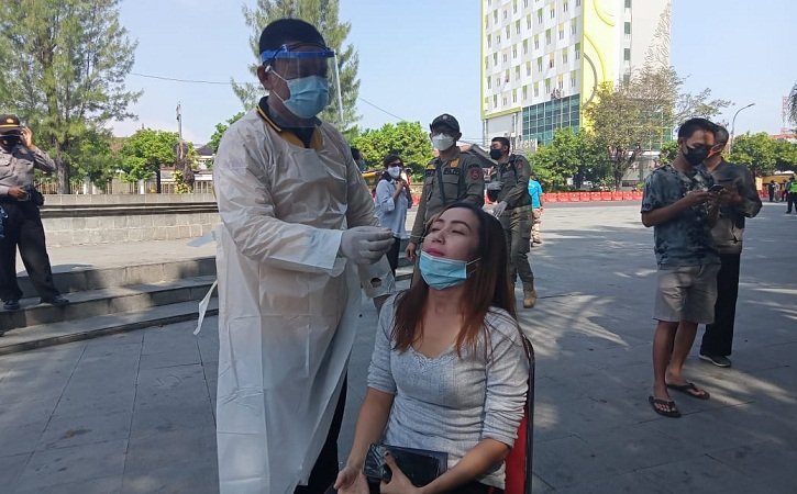 Swab Acak Sasar Pengguna Jalan di Kawasan Plaza Manahan Solo, Satu Orang Positif Covid-19