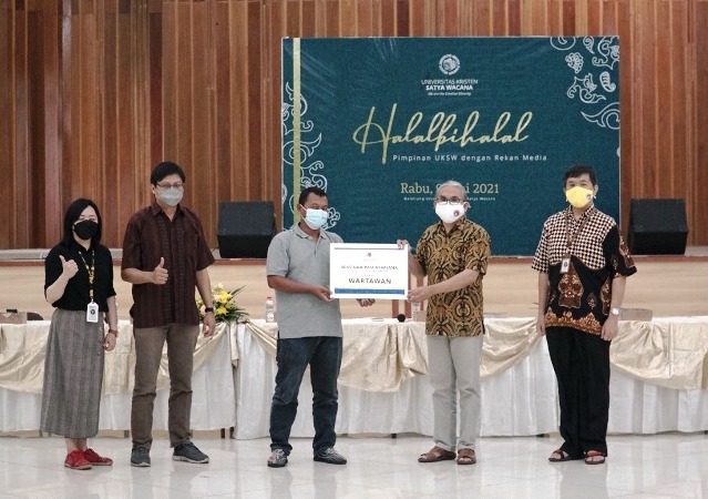 UKSW memberikan beasiswa pendidikan S-2 bagi wartawan saat acara halalbihalal bersama awak media di Salatiga. (Humas UKSW)