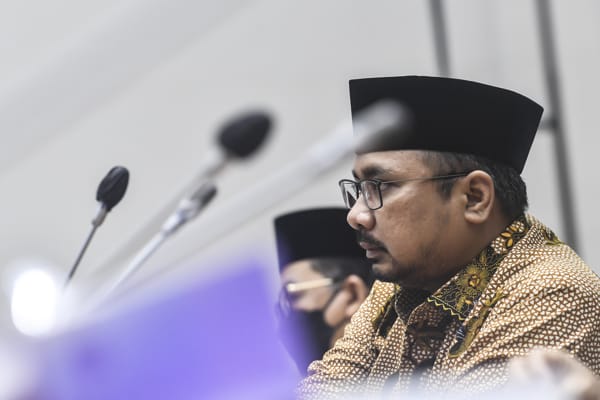 Menag Yaqut Cholil Qoumas mengikuti raker dengan Komisi VIII DPR di Kompleks Parlemen, Senayan, Jakarta, Rabu (2/6/2021). Rapat itu membahas perkembangan persiapan penyelenggaraan ibadah haji 2021. (Antara/Muhammad Adimaja)