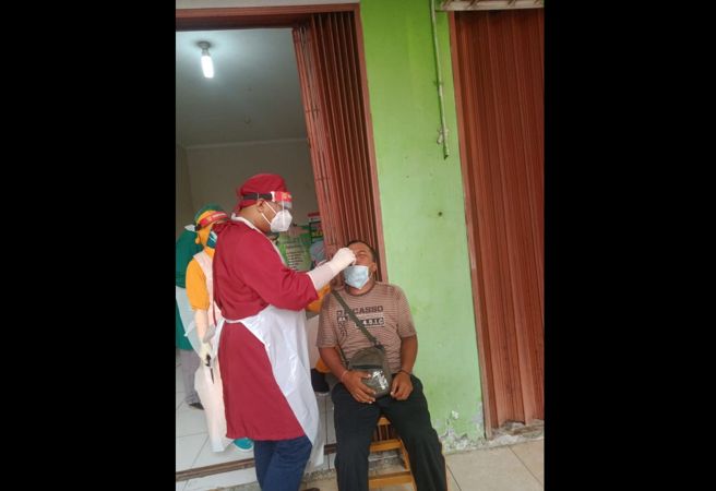 Pakai Masker Tak Sempurna, Bakul-Pengunjung Pasar Ir Soekarno Sukoharjo Langsung Dites Antigen