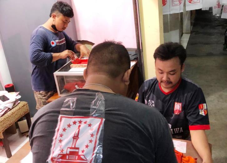 Sejumlah anggota Pasoepati Jalur Merah 1923 menyablon bendera Persis Solo di Pasar Panggungrejo, Jebres, beberapa hari lalu. (Istimewa/Pasoepati Jalur Merah)
