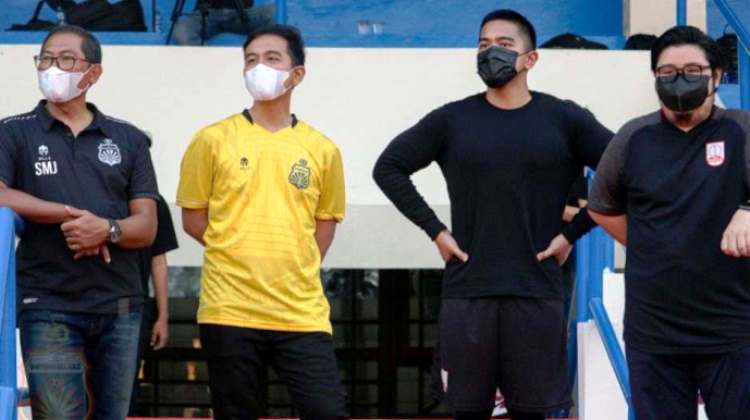 COO Bhayangkara FC, Sumardji (kiri) bersama Wali Kota Solo, Gibran Rakabuming Raka (kedua dari kiri) serta bos Persis Solo, Kaesang Pangarep (kedua dari kanan) dan Kevin Nugroho, dalam uji coba Persis melawan Bhayangkara di Stadion Mini Universitas Sebelas Maret (UNS) Solo, akhir pekan lalu. (Istimewa/Bhayangkara FC)