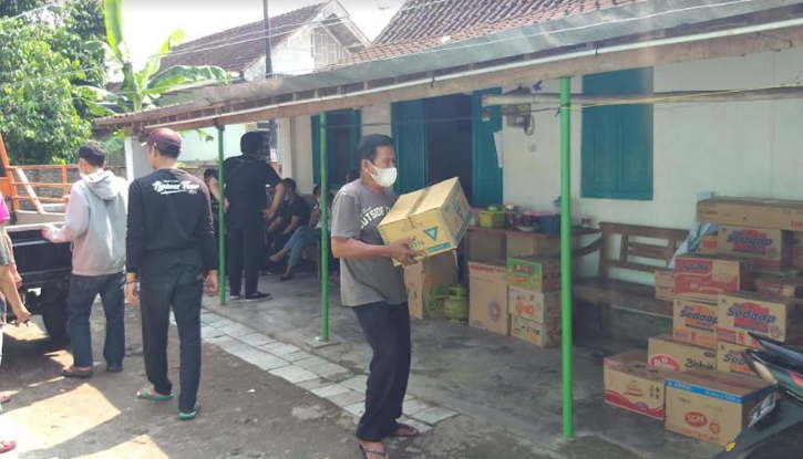 Bantuan Sembako Untuk Driver Ojol Korban Begal Membeludak, Diangkut Pikap dan Dikawal Polisi Bersenjata Lengkap