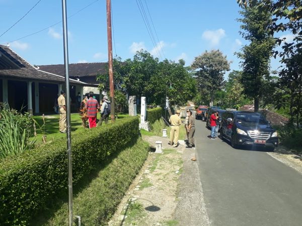Satgas Covid-19 Kabupaten Karanganyar mengecek rumah warga positif Covid-19 di Jatiroyo, Jatipuro, Karanganyar yang tidak patuh menjalani isolasi mandiri, Senin (7/6/2021). (Istimewa/Satpol PP Karanganyar)