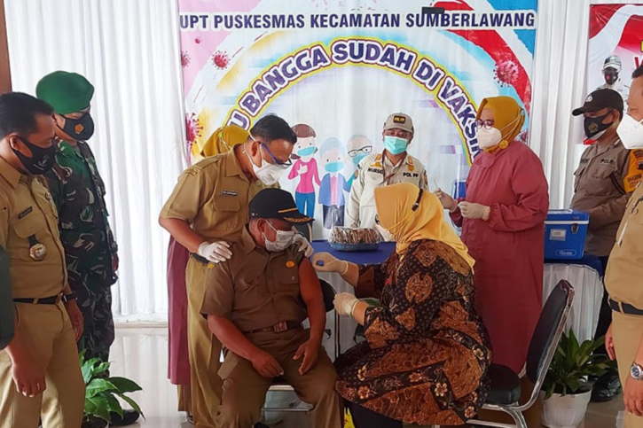 Bupati Kusdinar Untung Yuni Sukowati menyuntikan vaksin pada lengan salah satu perdes dari Desa Pagak saat vaksinasi massal di Balai Desa Cepoko, Sumberlawang, Sragen, Senin (21/6/2021). (Istimewa/Bupati Sragen)