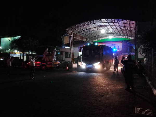 Bus yang mengangkut pasien positif Covid-19 asal Kudus memasuki Asrama Haji Donohudan, Ngemplak, Boyolali, Senin (7/6/2021) malam. (Solopos/Akhmad Ludiyanto)