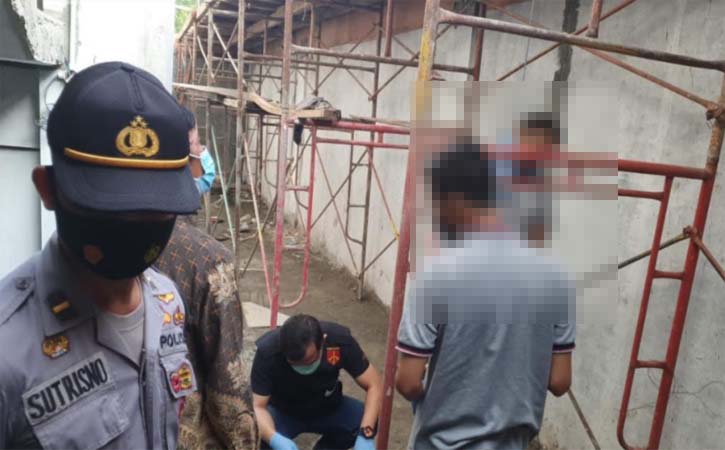 Kepolisian mengolah TKP gantung diri di sebuah proyek bangunan wilayah Pasar Kliwon Solo, Kamis (10/6/2021). (Istimewa-Dok Humas Polsek Pasar Kliwon)