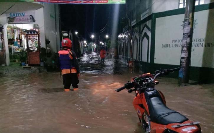 Petugas BPBD Sragen memantau banjir yang menggenangi jalanan di samping Ponpes Darul Ihsan Muhammadiyah di Ngepringan, Karangtengah, Sragen, Kamis (17/6/2021) dinihari. (Istimewa-BPBD Sragen)