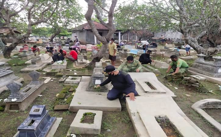Warga Kerja Bakti Bersihkan Makam di Mojo, Kapolresta: Budaya Wong Solo!