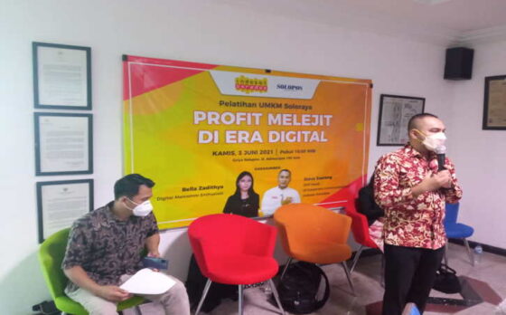  SVP-Head of Corporate Communications Indosat Ooredoo, Steve Saerang saat memberikan materi dalam Pelatihan UMKM Soloraya yang diselenggarakan Solopos bekerja sama dengan Indosat Ooredoo, di Griya Solopos, Kami (3/6/2021). (Nugroho Meidinata/Solopos)