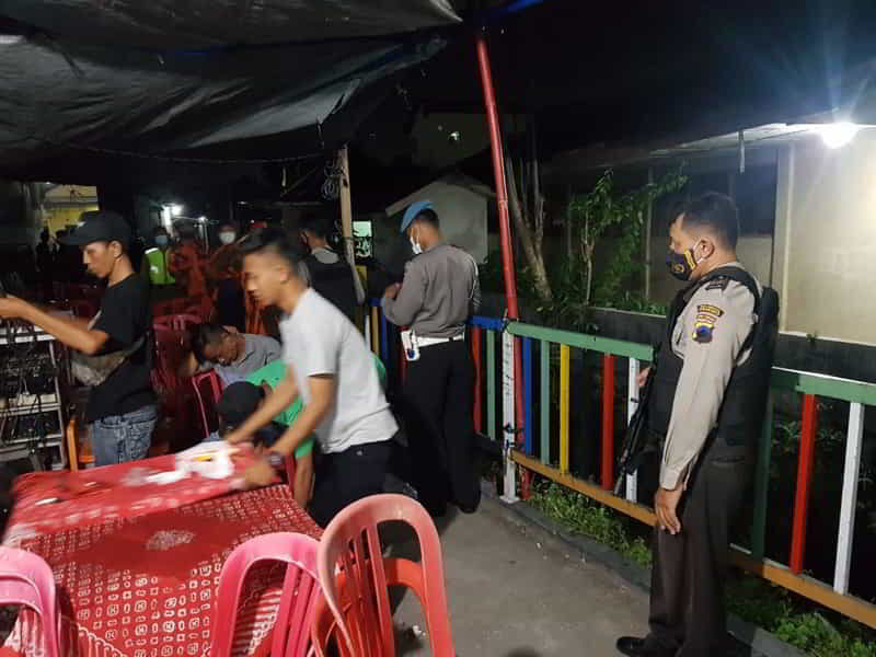 Petugas Polsek Jebres, Solo membubarkan hajatan sunatan di Mojosongo, Senin (15/6/2021) malam (Dokumentasi Polsek Jebres)