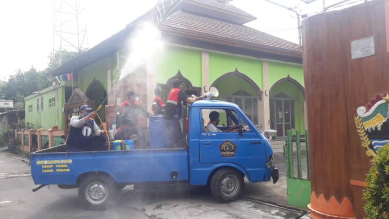 Petugas menyemprot wilayah Desa Paulan, Colomadu, Karanganyar, yang menjadi lokasi persebaran Covid-19 klaster masjid Minggu (13/6/2021). (Istimewa/Pemerintah Kecamatan Colomadu)