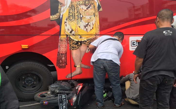 Braak, Sepeda Motor Terjepit Seusai Tabrak Bus BST Dekat Flyover Purwosari Solo