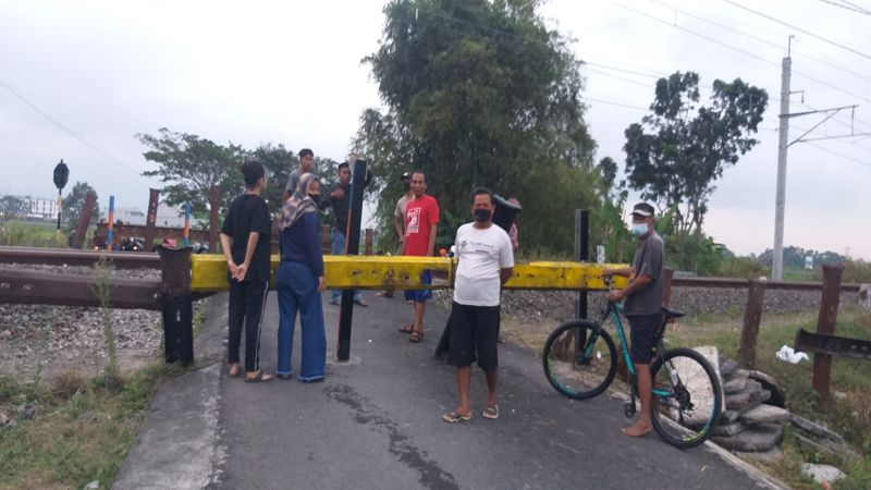 Perlintasan KA Tempat Petani Prambanan Klaten Tertabrak KRL Langsung Ditutup Permanen, Warga Protes