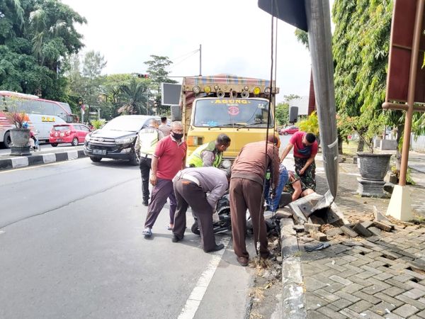 Rem Blong, Truk Tabrak Motor dan Rambu Penunjuk Jalan Selatan Tugu Wisnu Manahan Solo