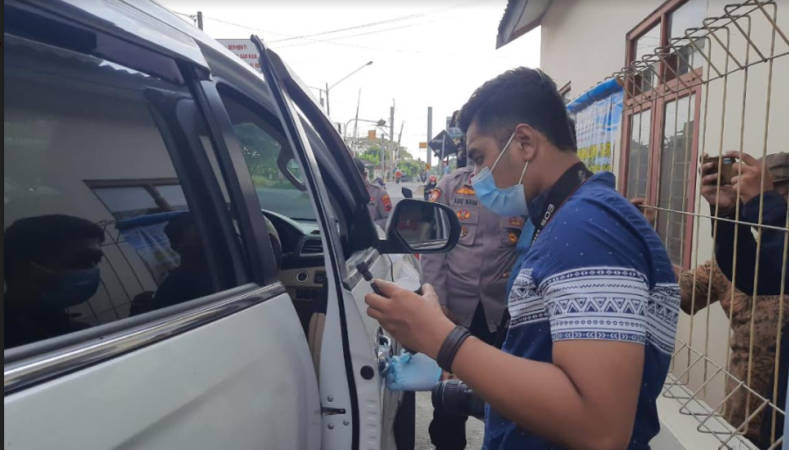 Polisi melalukan olah tempat kejadian perkara (TKP) maling pecah kaca mobil di SMP Muhammadiyah 1 Gatak pada Jumat (11/6/2021). (Solopos/Indah Septiyaning Wardani)