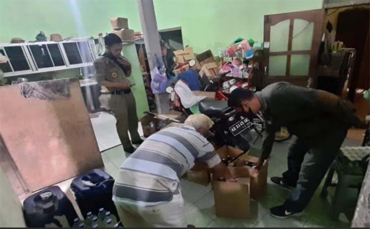 Geledah Rumah di Grogol, Satpol PP Sukoharjo Sita 78 Botol Miras Ilegal