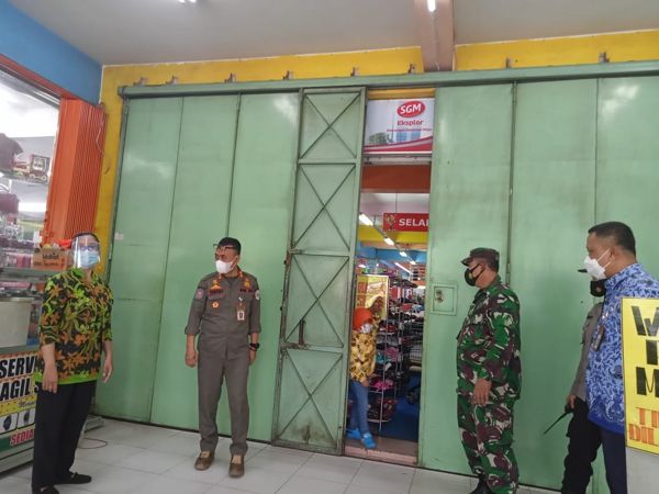 1 Karyawan Positif Covid-19, Toserba Mitra Karanganyar Ditutup Satpol PP