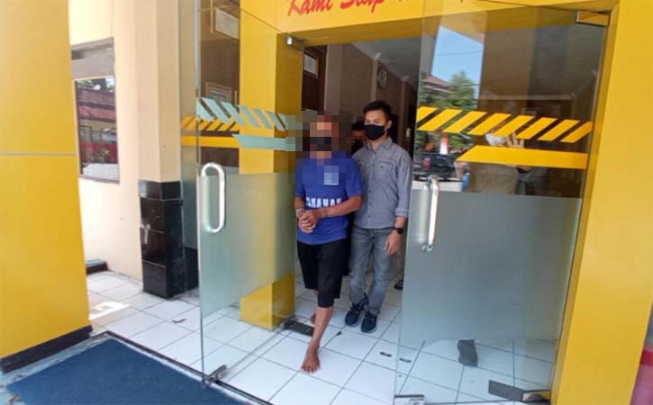 Penyidik Polres Sragen, Jumat (4/6/2021), menggelandang SP, 40, yang tega menyetubuhi keponakannya sendiri, R, 16, hingga hamil. (Solopos-Moh. Khodiq Duhri)