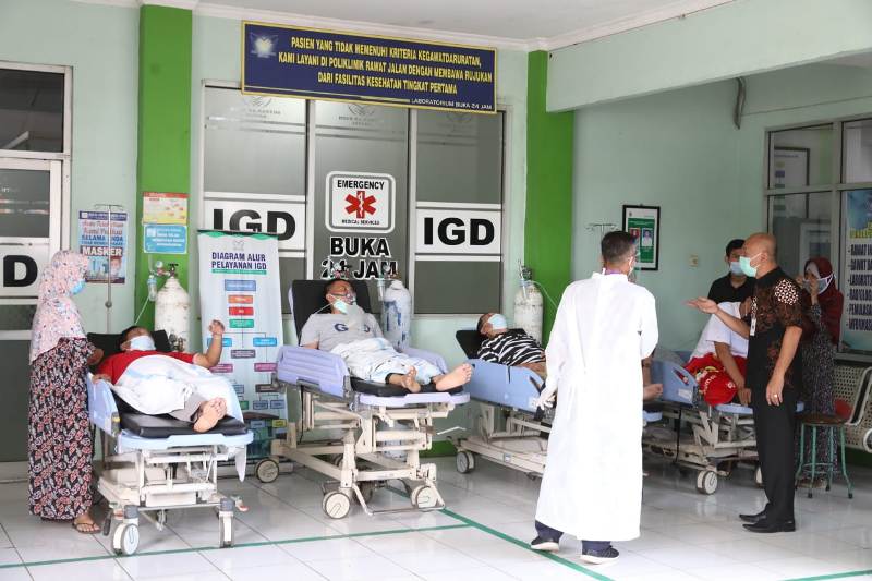Ruang Perawatan Penuh, Pasien Covid-19 Telantar di Depan IGD RSUD Kartini Jepara