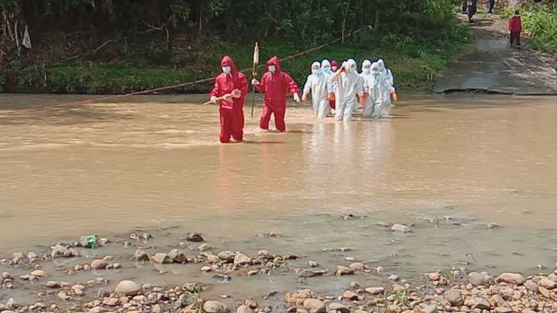 Anggota Tim Pemakaman Pasien Covid-19 Wonogiri Ceritakan Pengalaman Bawa Jenazah Seberangi Sungai