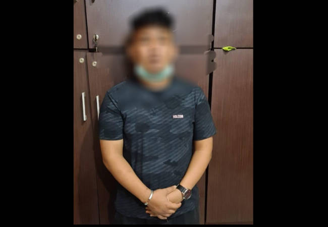 Salah satu tersangka pengeroyokan pengunjung kafe, IAP, yang ditangkap Polresta Solo, Selasa (1/6/2021). (Solopos/Kurniawan)