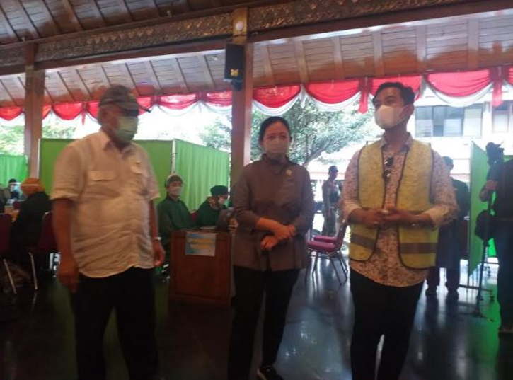 Ketua DPR RI, Puan Maharani di damping Menteri PUPR, Basuki Hadimuljono (kiri), dan Wali Kota Solo, Gibran Rakabuming Raka. (Solopos.com/Ika Yuniati)