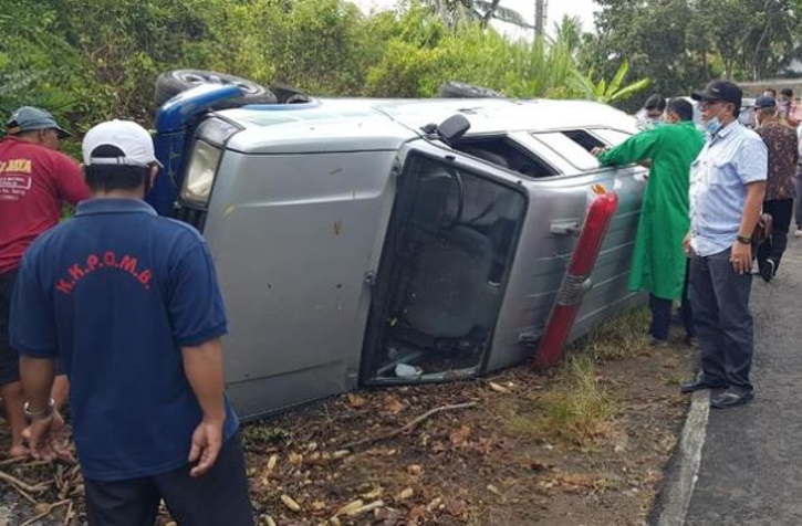Innalillahi...Mobil Pengangkut Vaksin Covid-19 di Blitar Terguling