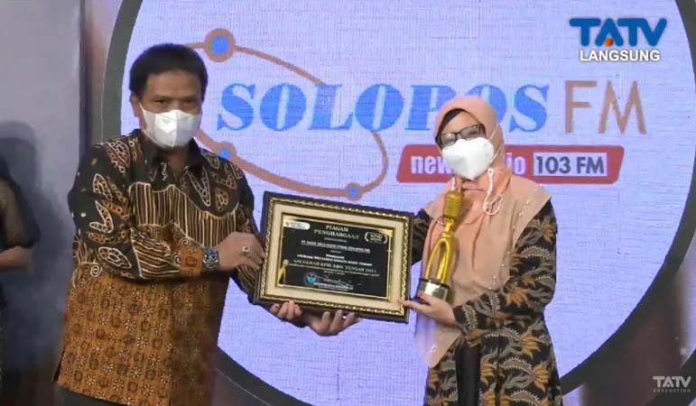 Penyerahan penghargaan Lembaga Penyiaran Swasta Radio Terbaik pada Anugerah Penyiaran Jawa Tengah 2021 di Studio TA TV Solo, Jumat (11/6/2021) malam. (Istimewa)