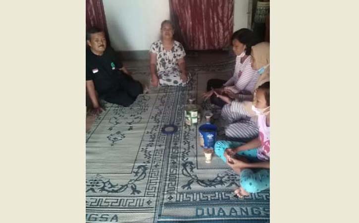 Yadi Raharjo (kiri) didampingi istri saat menemui tamu di rumahnya di Delanggu, Klaten, Rabu (9/6/2021). (Istimewa- Andri Wibawa)