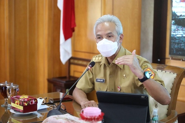 Gubernur Jateng, Ganjar Pranowo, saat memimpin rapat koordinasi penanganan Covid-19 di kantornya, Senin (5/7/2021). (Semarangpos.com-Humas Pemprov Jateng)