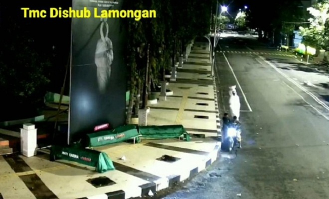 Saat pria nekat mencuri pocong-pocongan di Alun-alun Lamongan (Detik.com/Tangkapan Layar)