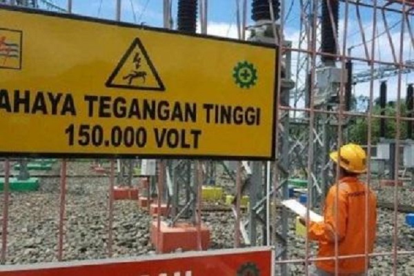 Petugas mengecek kelistrikan di Gardu Induk Kuta di Kawasan Ekonomi Khusus (KEK) Mandalika, Kecamatan Pujut, Kabupaten Lombok Tengah, NTB, Selasa (2/2/2021) (Antara)