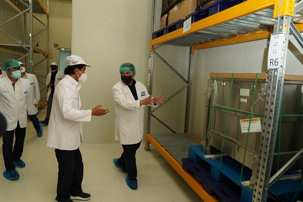 Menteri BUMN, Erick Thohir meninjau produksi vaksin Covid-19 di Biofarma, Bandung, Sabtu (10/7/2021). (Istimewa)