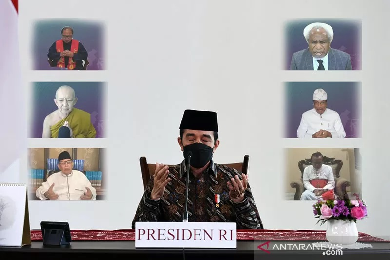 Presiden Joko Widodo dalam acara doa bersama lintas agama bertajuk #PrayFromHome: Dari Rumah untuk Indonesia yang dilaksanakan secara virtual dari Istana Kepresidenan Bogor, Jawa Barat pada Minggu (11/7/2021). (Antara)