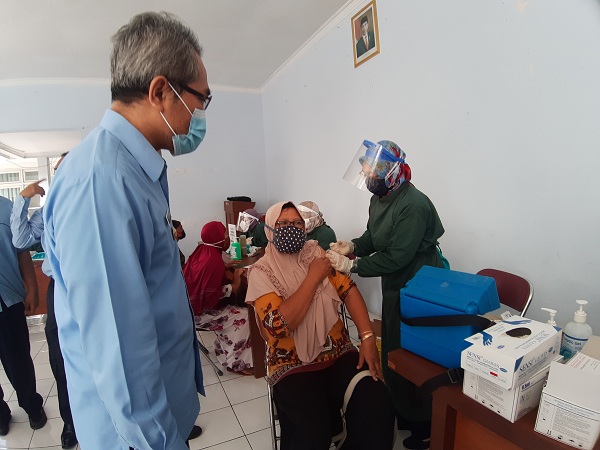 Bupati Bantul, Abdul Halim Muslih meninjau pelaksanaan vaksininasi bagi Pedagang Pasar Plerer dan Pasar Jejeran pada Selasa (13/7/2021) di Kantor Kapanewon (Kecamatan) Pleret. (Harian Jogja/Catur Dwi Janati)