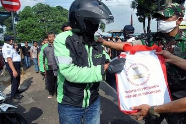 Foto kenangan penyaluran bansos yang ternyata tercela karena kasus korupsi yang diungkap KPK masa lalu. (Antara-Arif Firmansyah)