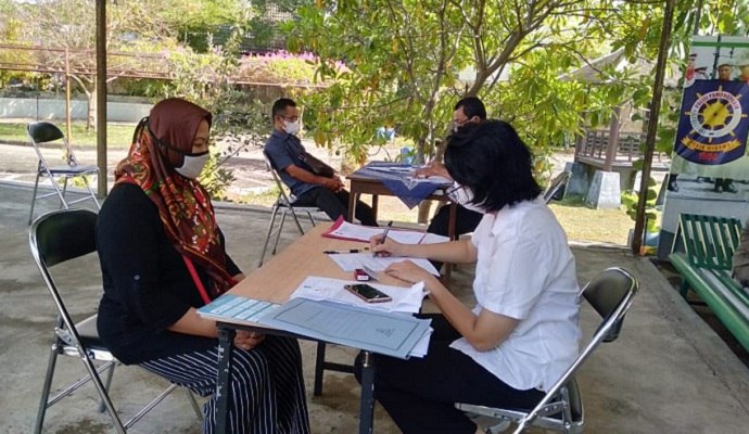 Pengusaha kuliner pelanggar PPKM Darurat saat dipanggil dan dimintai keterangan lanjutan oleh Satpol-PP Kabupaten Kulonprogo pada Kamis (15/7/2021). (Harian Jogja/Hafit Yudi Suprobo)