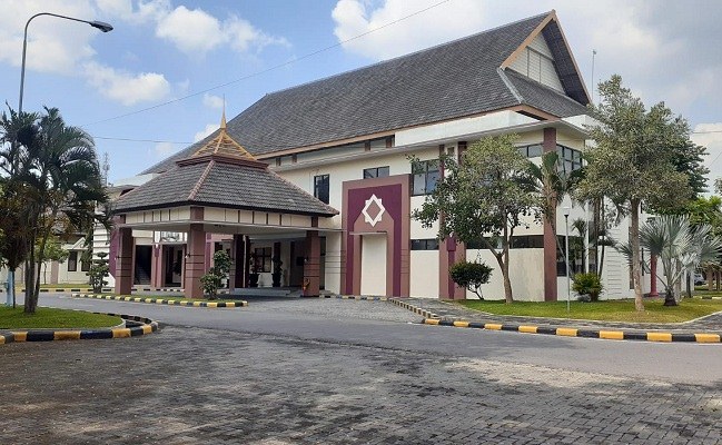Gedung Asrama Haji Kota Madiun dijadikan Rumah Sakit Lapangan bagi pasien Covid-19 bergejala ringan dan sedang, Senin (19/7/2021). (Abdul Jalil/Madiunpos.com)