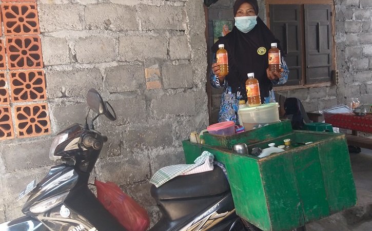 Sunarwiningsih, 50, saat menunjukkan produk jenis jamunya di Birit Kidul RT 005/RW 002, Desa Birit, Kecamatan Wedi, Senin (26/7/2021). (Solopos.com/Ponco Suseno)