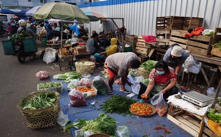 Luar Biasa! Omzet Turun Akibat PPKM Darurat, Bakul di Pasar Legi Solo Malah Bagikan Sayur Gratis ke Warga - Vimarsana News