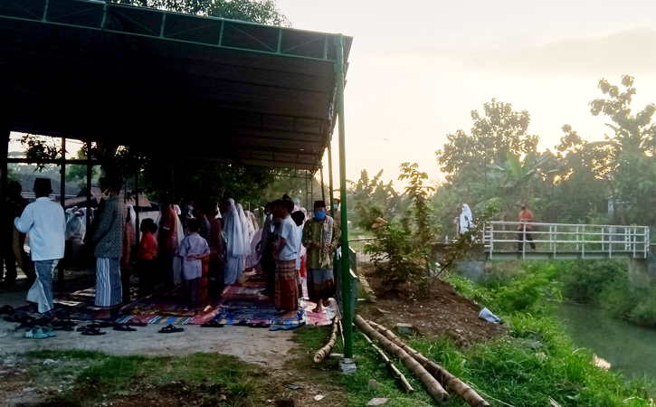 Warga Plumbungan Sragen Salat Iduladha di Pinggir Dam Colo - Vimarsana News