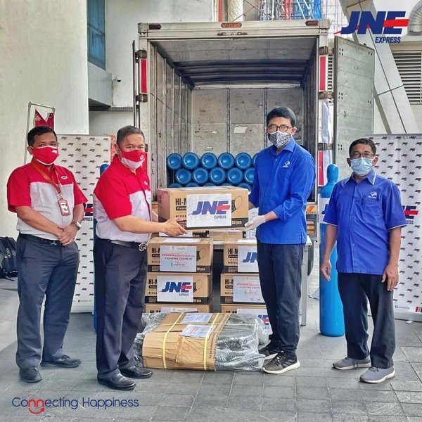 Penyerahan tabung oksigen oleh Ketua Yayasan (DKMG),Ali Sadikin kepada M. Presiden Direktur JNE M. Feriadi Soeprapto di Kantor JNE Pusat, Jl. Tomang Raya no.11, Jakarta Barat (Istimewa)