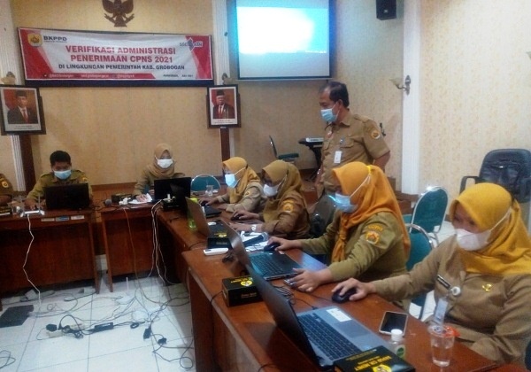 Kepala BKPPD Grobogan Padma Saputra memantau verifikasi berkas pendaftaran CPNS dan PPPK di Kantor BKPPD Grobogan, Selasa (27/7/2021). (Solopos.com/Arif Fajar S.)