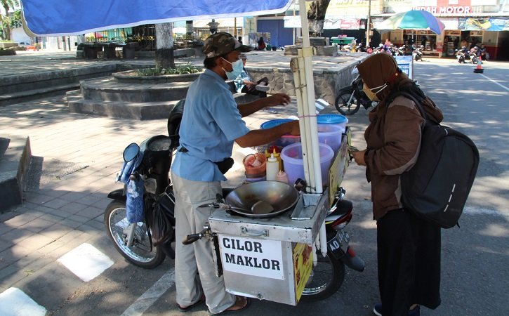 Pedagang cilor melayani pembeli di kawasan Alun-alun Klaten, Selasa (27/7/2021). Kawasan Alun-alun Klaten kembali dibuka sejak Senin (26/7/2021). (Solopos/Taufiq Sidik Prakoso)