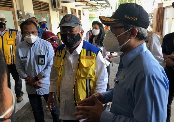 Menteri Pekerjaan Umum dan Perumahan Rakyat (PUPR) Basuki Hadimuljono saat mengunjungi RSLKC Bambanglipuro, Bantul, Selasa (27/7) pagi. (Harian Jogja/Jumali)