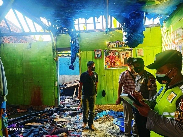 Anggota Polsek Grobogan melakukan olah tempat kejadian perkara kebakaran di rumah warga di Desa Rejosari, Kecamatan Grobogan, Rabu (28/7/2021). (Solopos.com-Polsek Grobogan)
