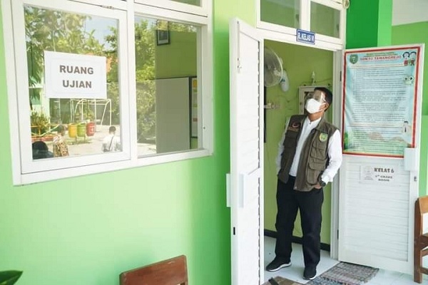 Wali Kota Madiun Maidi meninjau gedung sekolah yang akan digunakan sebagai ruang isolasi terpadu, Rabu (28/7/2021). (Istimewa/Pemkot Madiun)