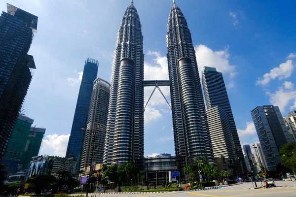 Suasana sepi di sekitar Menara Kembar Petronas di Kuala Lumpur, Malaysia, Selasa (1/6/2021). Malaysia meluncurkan paket US$9,7miliar untuk membantu orang dan perusahaan saat lockdown nasional selama dua minggu. (Bisnis-Bloomberg-Samsul Said)
