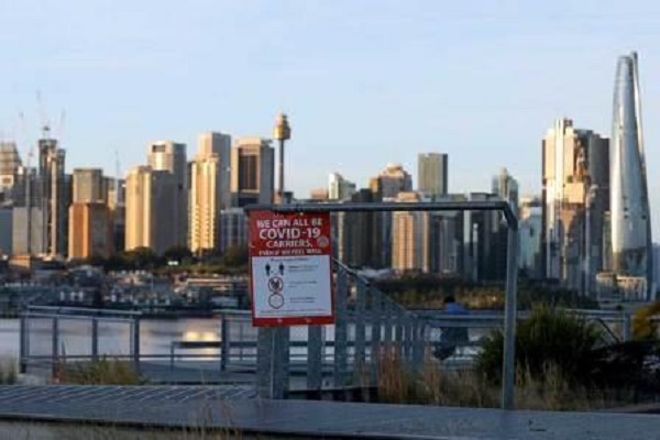 Papan pemberitahuan yang memperingatkan "Kita semua bisa menjadi pembawa Covid-19" di tempat publik di Sydney, Australia, Selasa (27/7/2021). Setelah sebulan melakukan Lockdown, kasus harian Covid-19 di kota Sydney tidak menunjukkan tanda-tanda mereda. (Bisnis-Bloomberg-Brendon Thorne)
